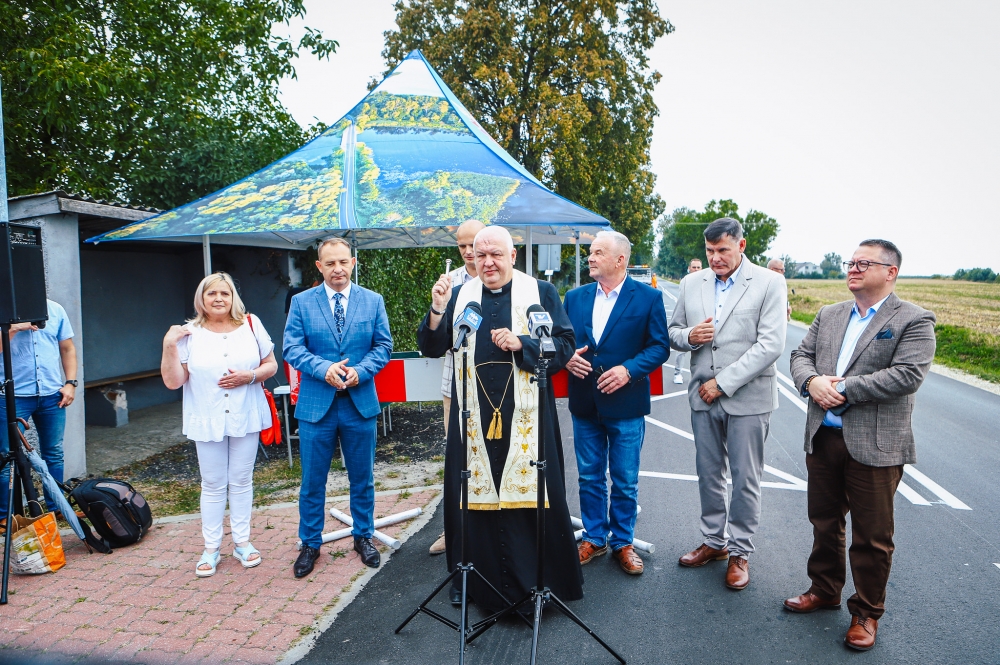 Ksiądz na otwarciu drogi powiatowej