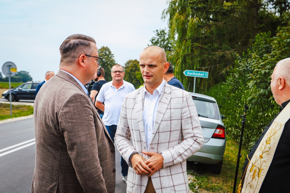 Starosta płocki rozmawiający z przybyłym na otwarcie