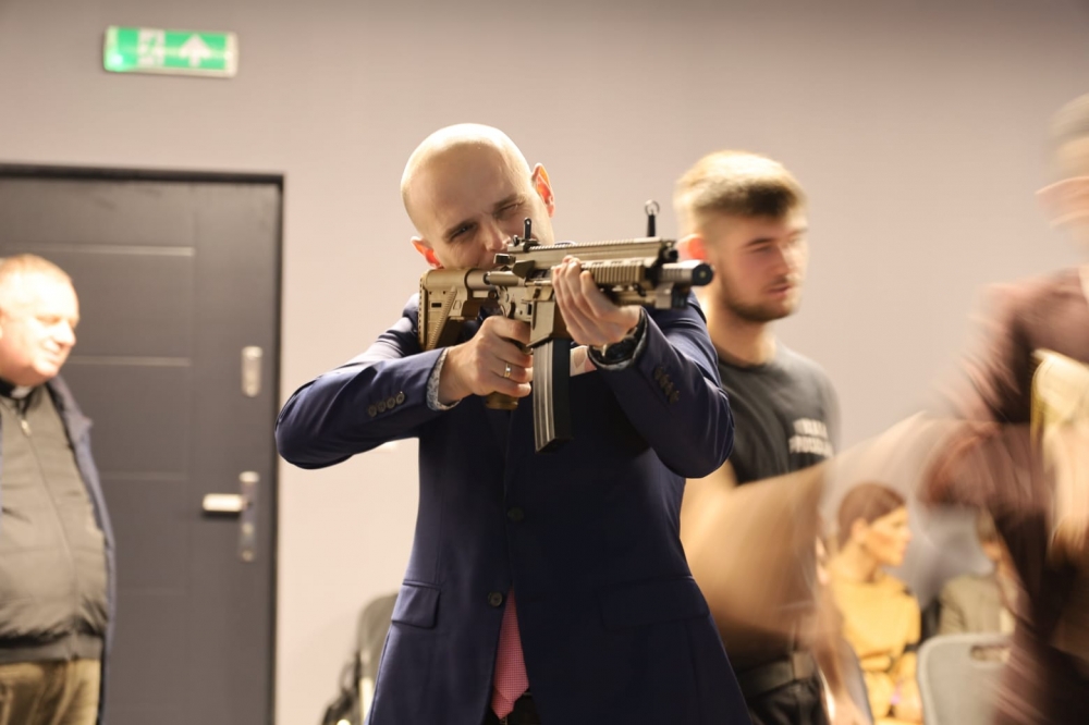 Starosta Płocki Sylwester Ziemkiewicz podczas korzystania z wirtualnej strzelnicy