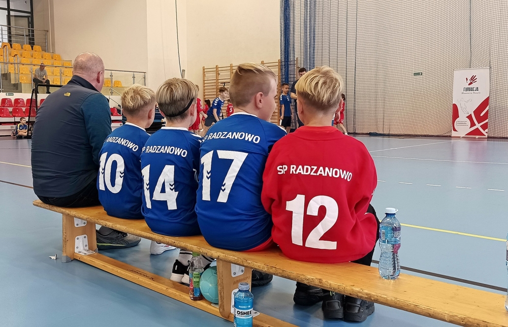 Drużyna SP Radzanowo siedząca na ławce
