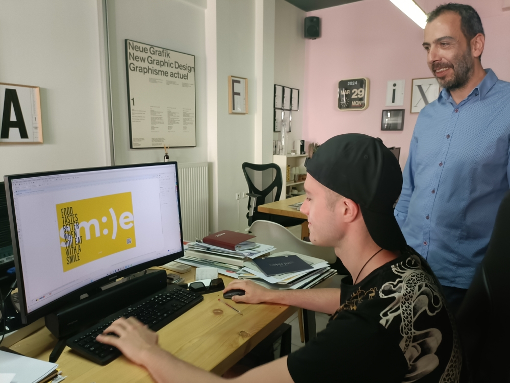 Uczeń podczas tworzenia grafiki na praktykach
