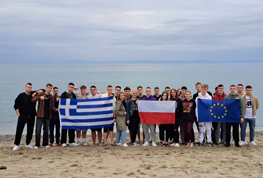 Zdjęcie pamiątkowe uczestników programu na plaży