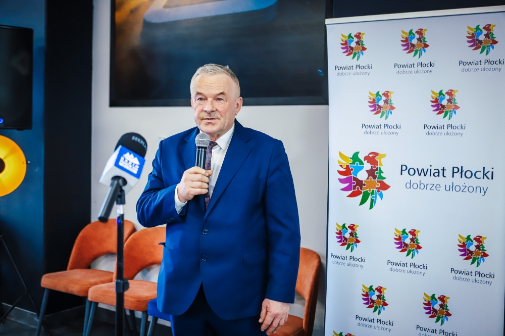 Przewodniczący Rady Powiatu płockiego podczas przemówienia