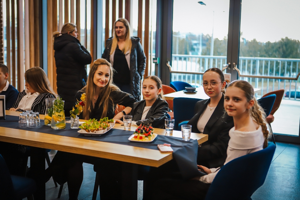 Stół przy którym zasiadają występujące osoby