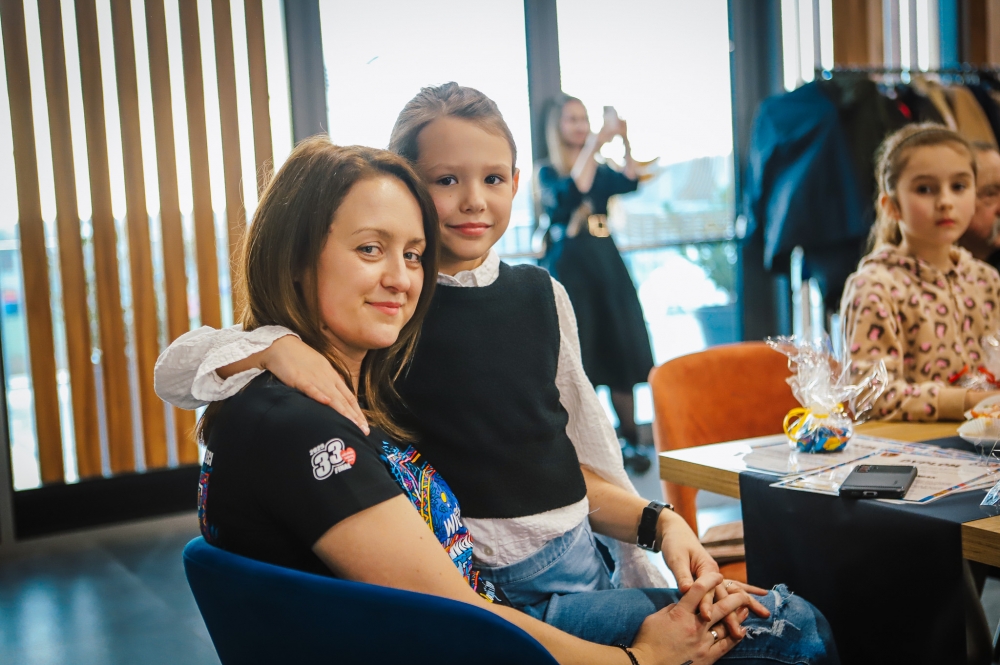 Mama z córką podczas podsumowania