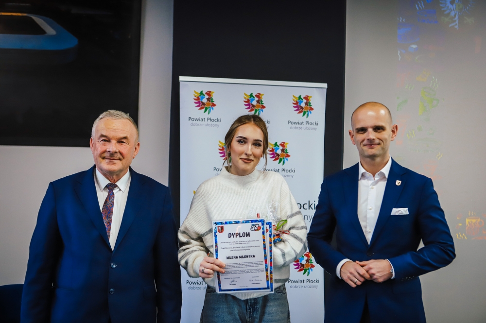 Dziewczyna ze starosta i przewodniczącym rady powiatu
