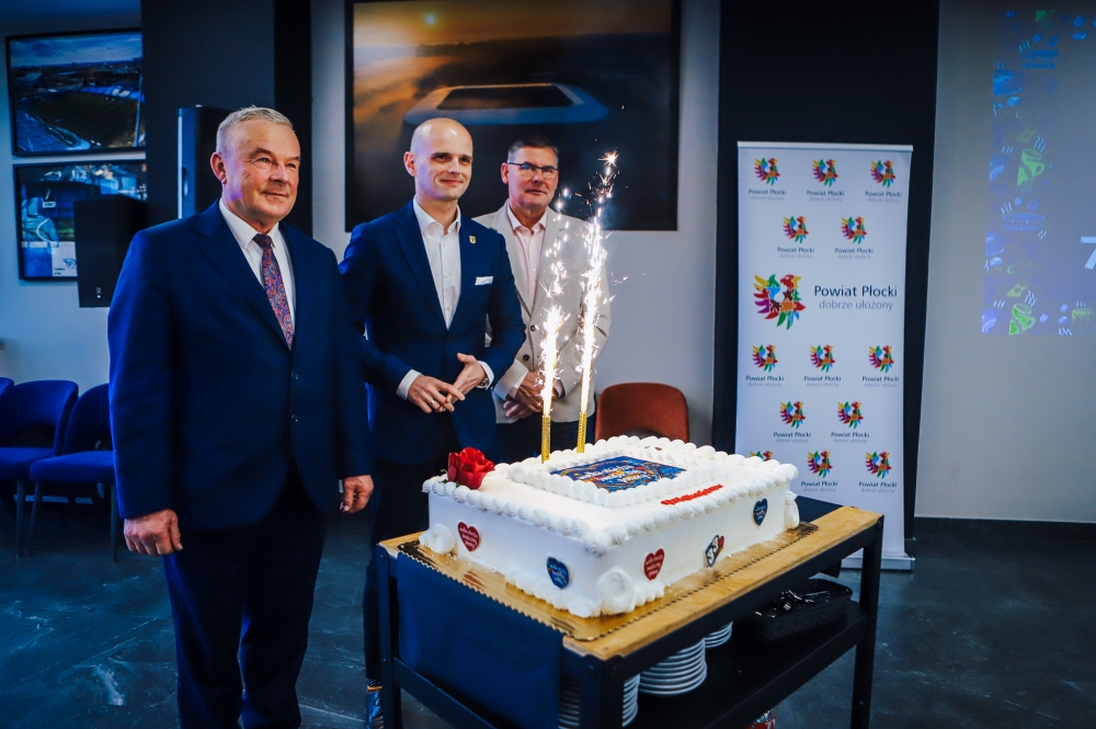Rada powiatu ze starostą na czele przy torcie