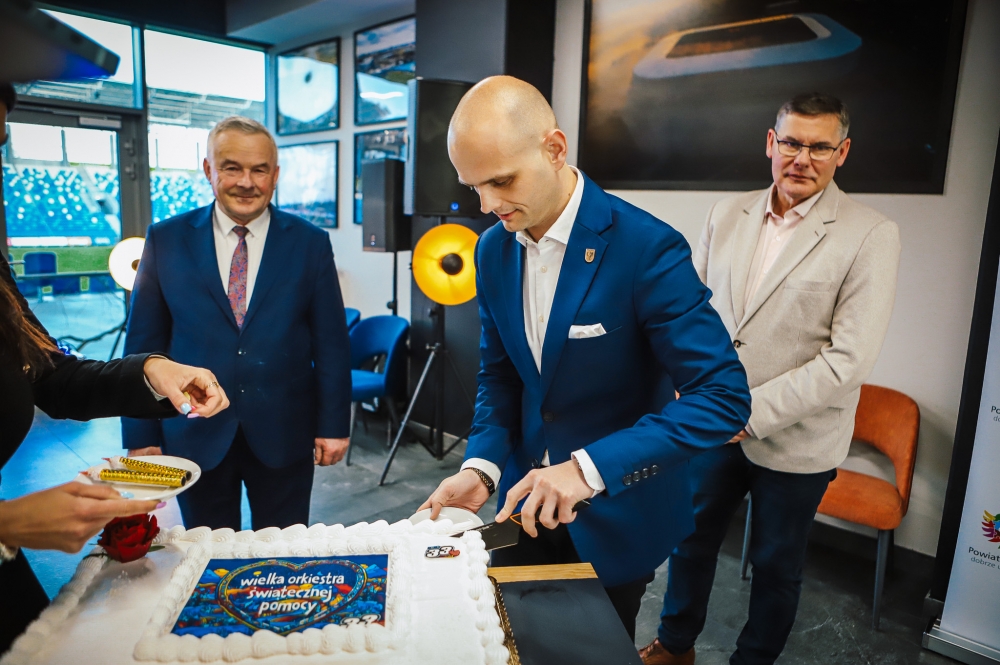 Sylwester Ziemkiewicz krojący tort