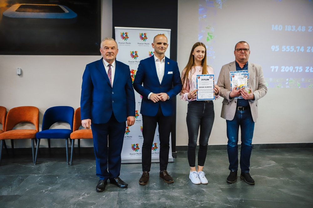 Starosta z przewodniczącym rady powiatu z nagrodzonymi