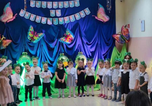 Dzieci podczas uroczystości pasowania