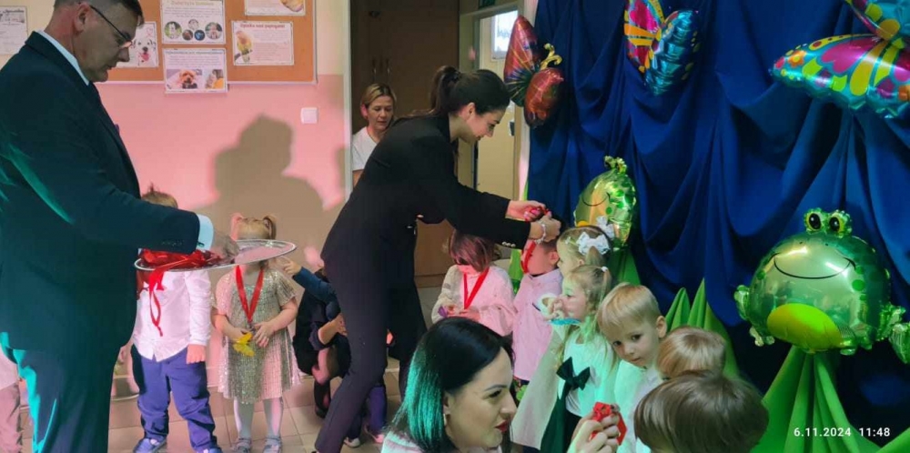 Dzieci podczas pasowania na przedszkolaków