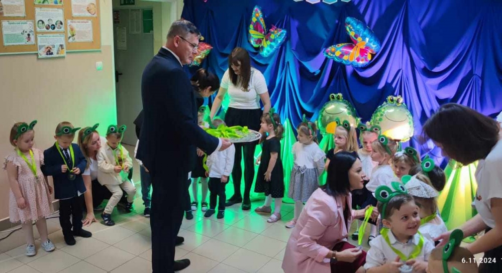Wicestarosta rozdający dzieciom medale podczas wydarzenia