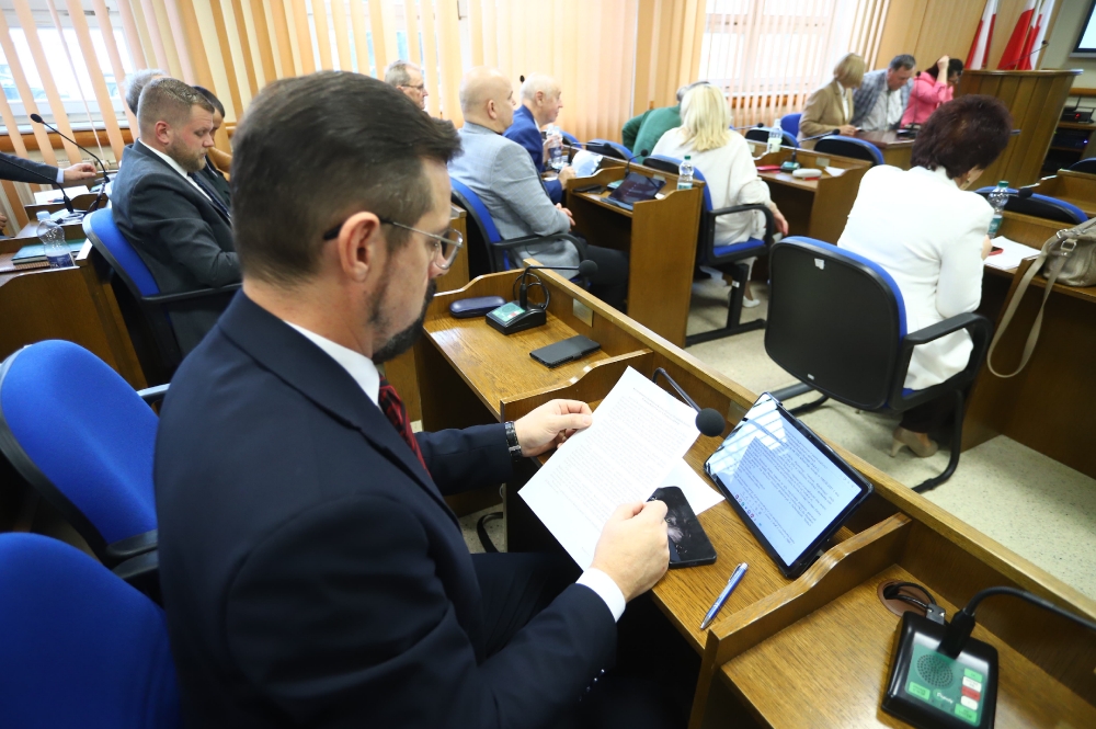 Radny powiatu płockiego - Bogdan Banaszczak czytający dokument