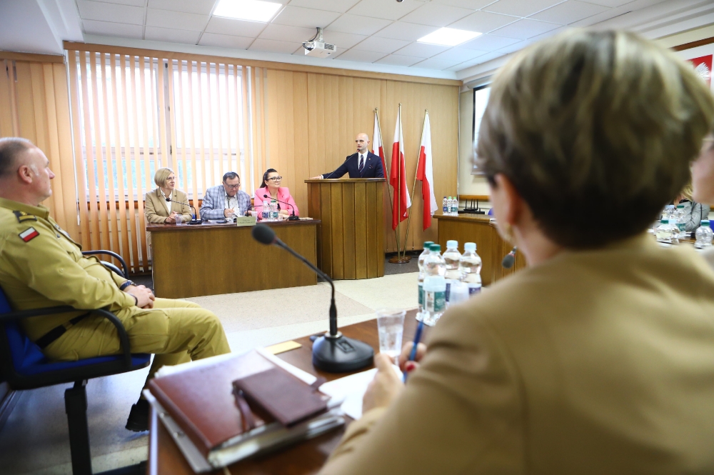 Starosta przy mównicy i zasiadająca obok komisja uchwał i wniosków