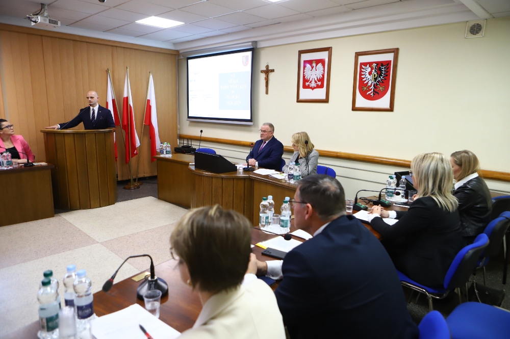 Starosta płocki podczas przemówienia przy mównicy