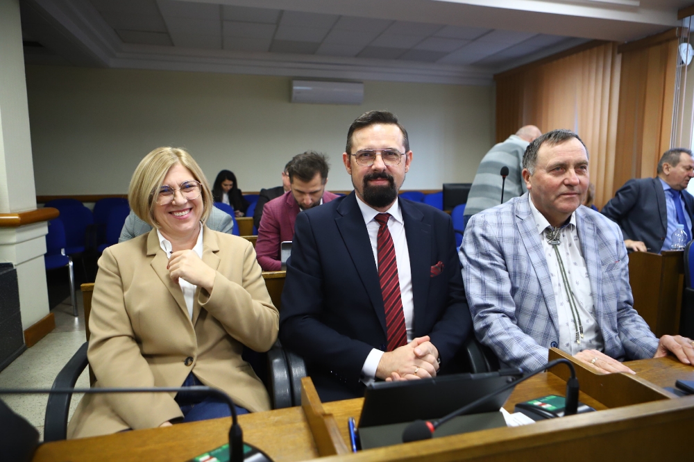 Bogdan Banaszczak z innymi radnymi