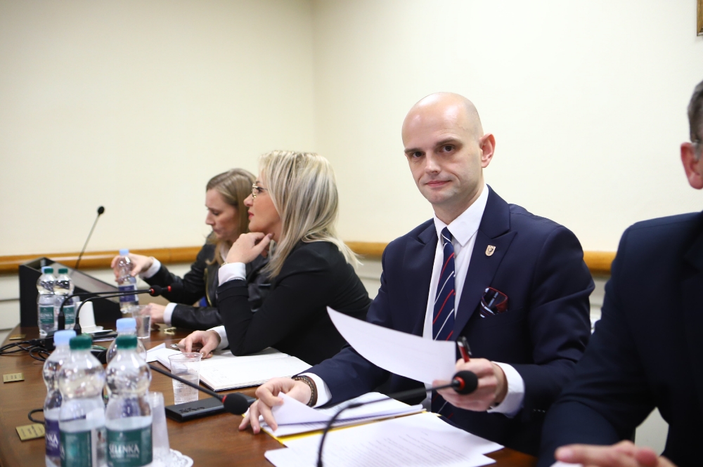Starosta płocki z dokumentami na stanowisku