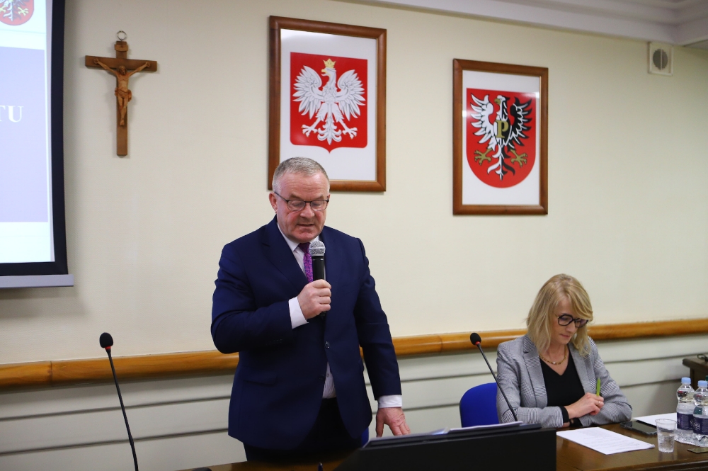 Przewodniczący rady powiatu płockiego przy mikrofonie