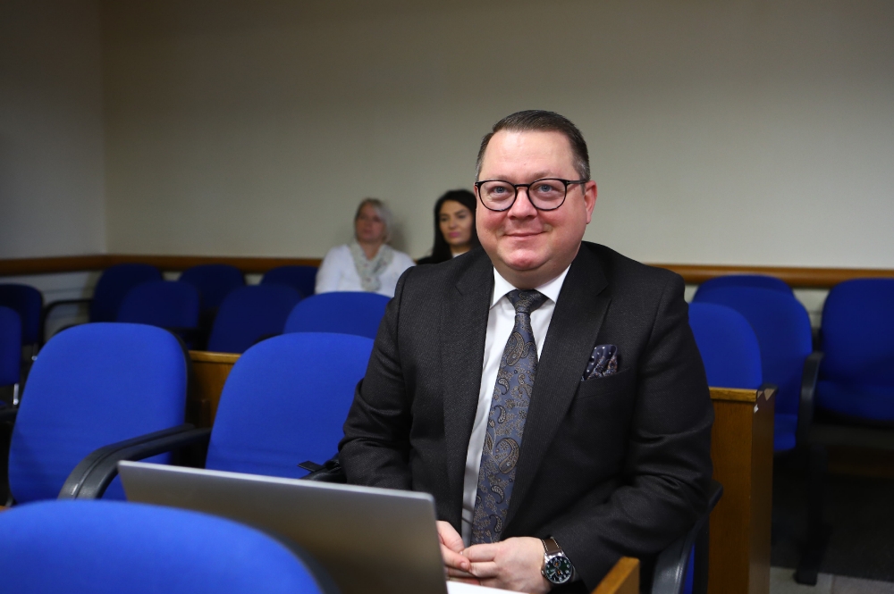 Radny podczas vi sesji rady powiatu płockiego
