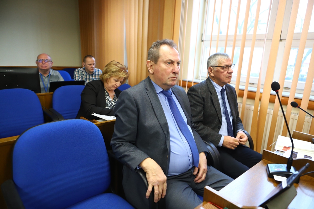 Radni przybyli na sesję rady powiatu