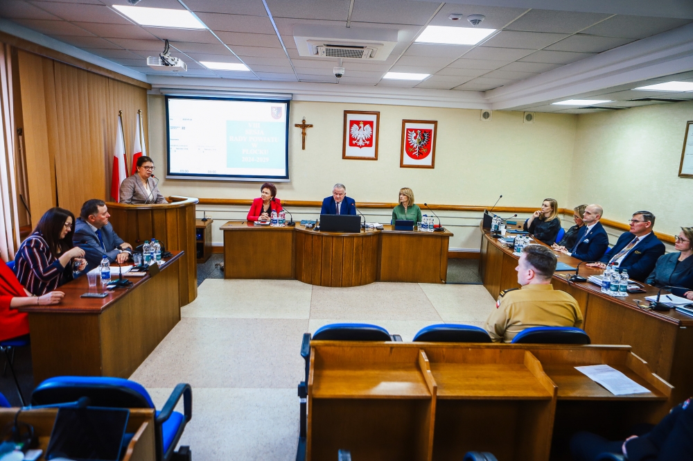 Wioletta Kulpa na mównicy podczas sesji rady powiatu