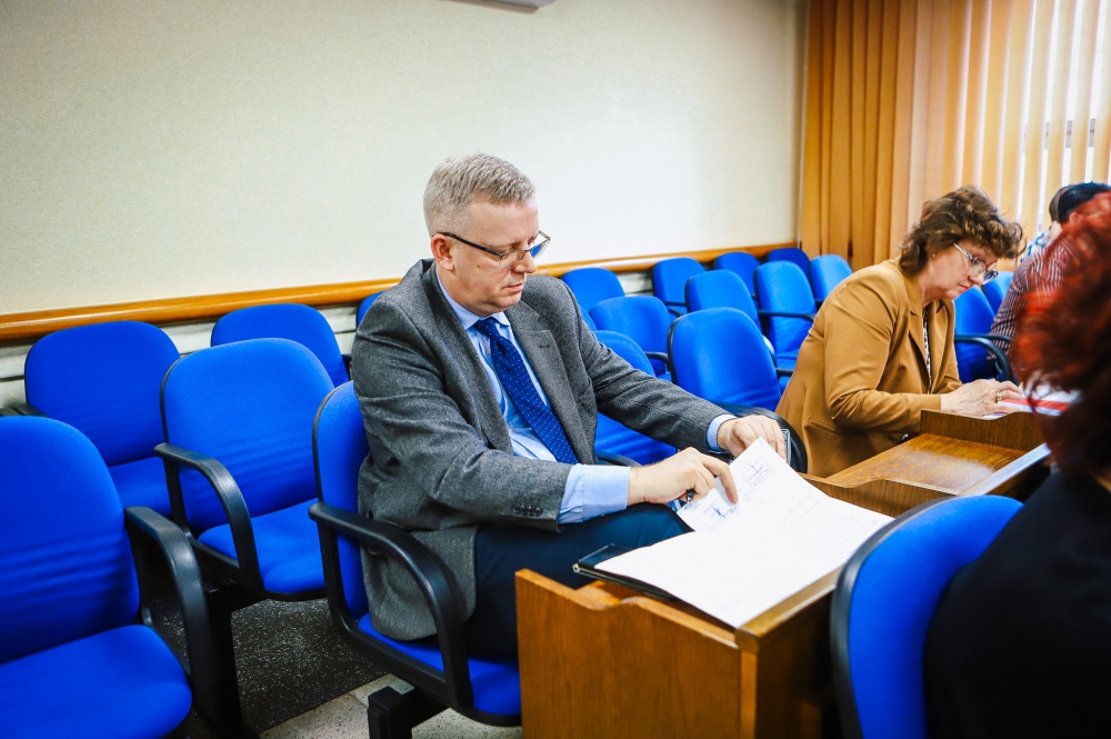Uczestnik sesji przeglądający dokumentację