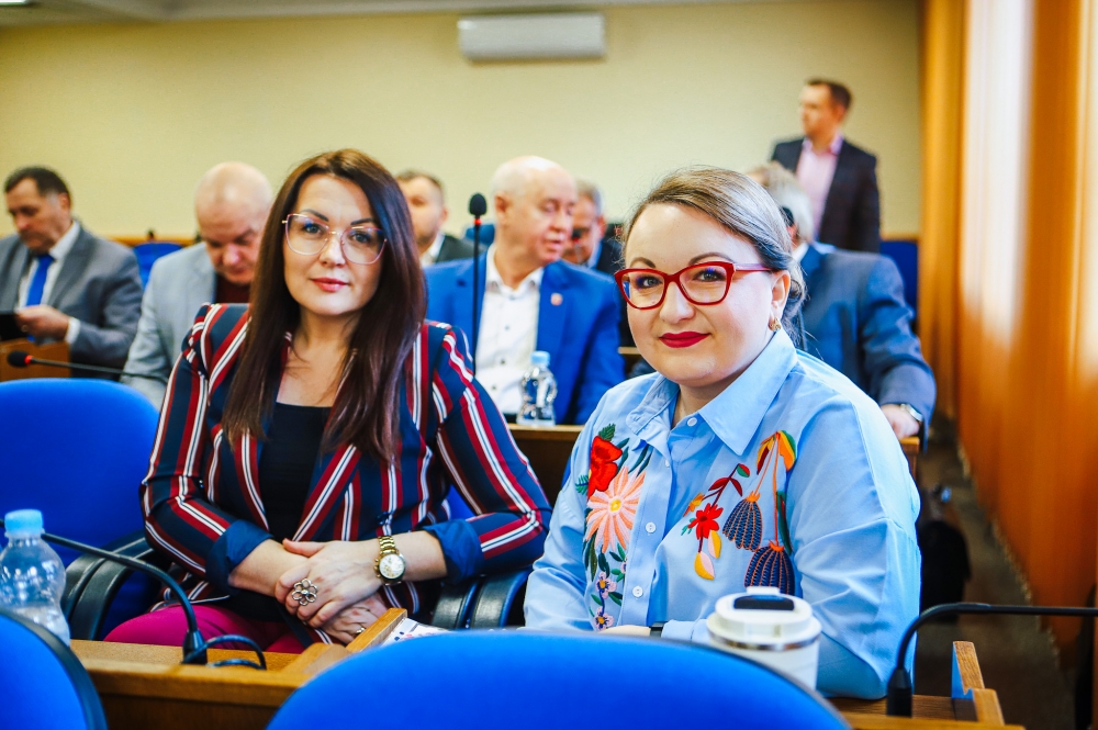 Uczestniczki podczas viii sesji rady powiatu płockiego