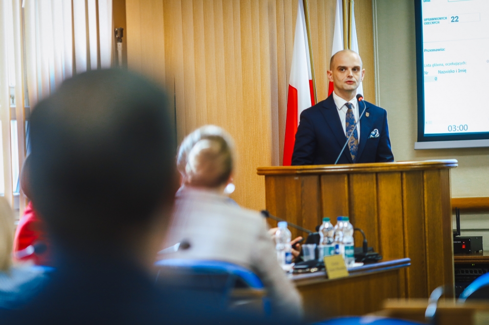 Sylwester Ziemkiewicz na mównicy podczas sesji rady powiatu płockiego