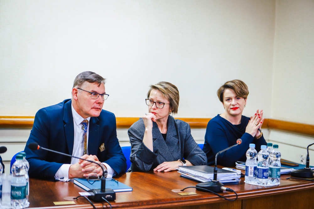 Członkowie sesji rady powiatu wraz z wicestarostą