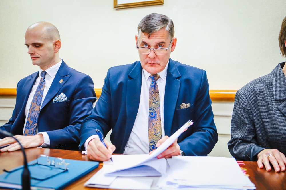 Wicestarosta płocki podpisujący dokument