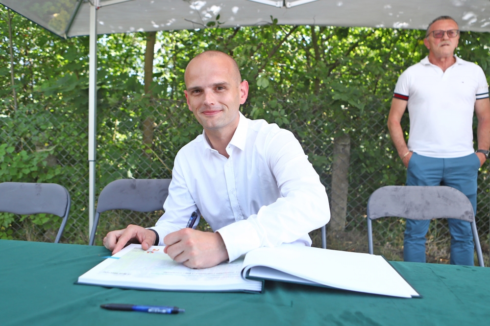 Starosta płocki składający podpis w księdze