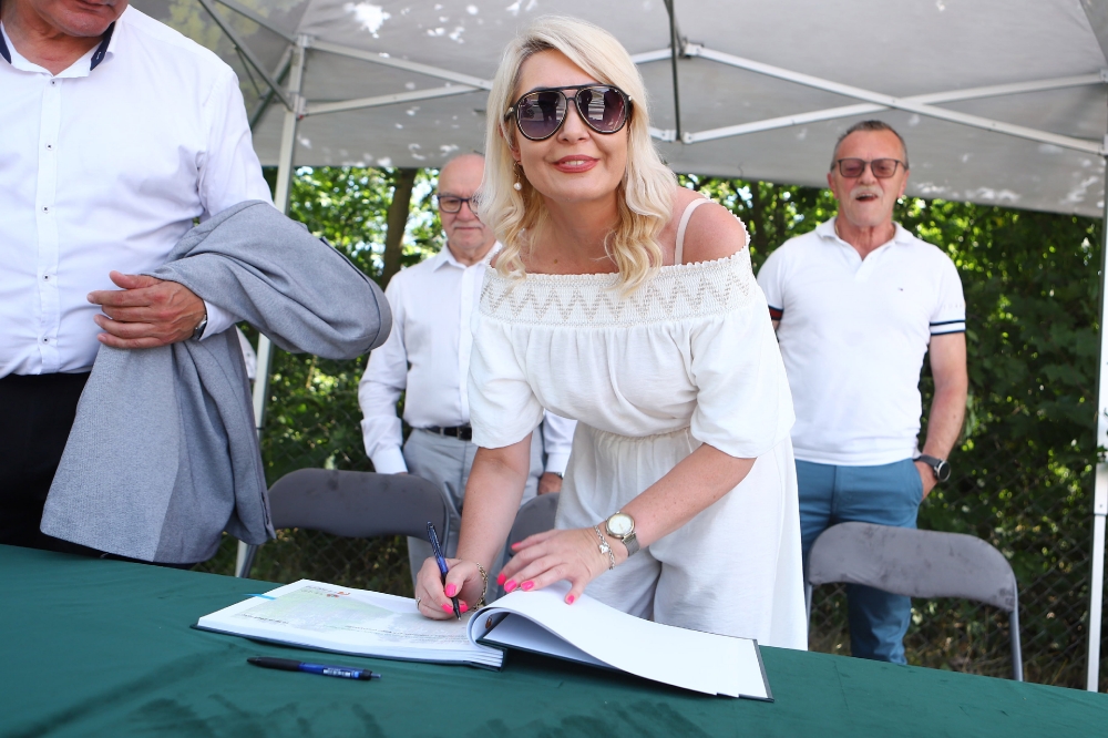 Wójt Gminy Łąck podpisująca się w księdze
