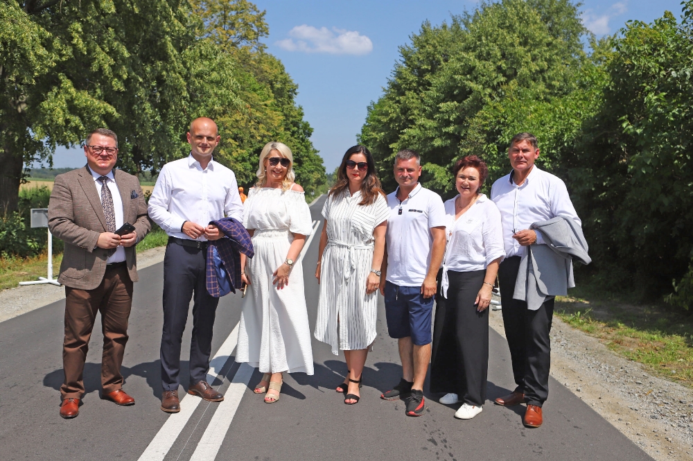 Zdjęcie grupowe na otwarciu drogi gminnej