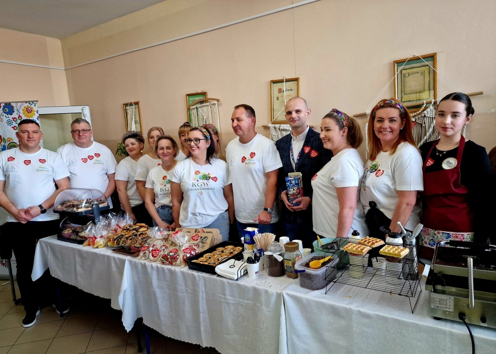 Starosta płocki wśród członków jednego z Koła Gospodyń Wiejskich