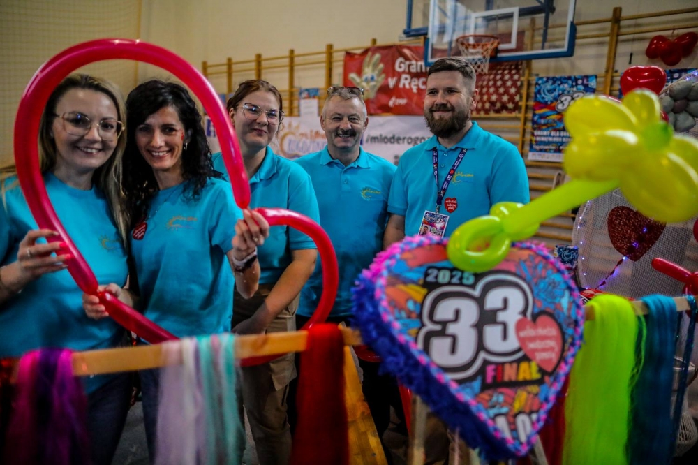 Uczestnicy finału WOŚP wśród balonów w różnych kolorach