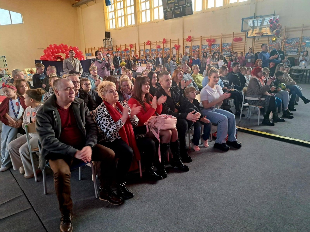 Publiczność na krzesełkach podczas finału WOŚP
