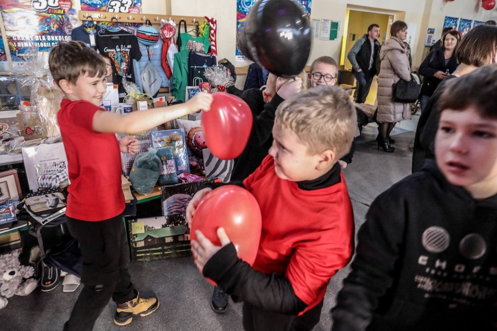 Dzieci bawiące się balonami podczas 33. finału WOŚP