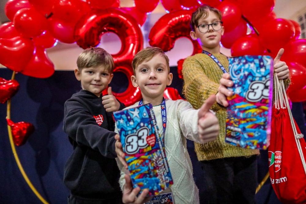 Trzech chłopców z puszkami na tle balonów