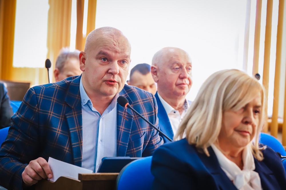 Radny przemawia