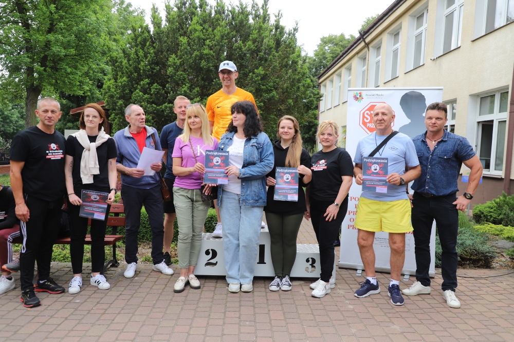 Uczniowie z podziękowaniami za udział w biegu