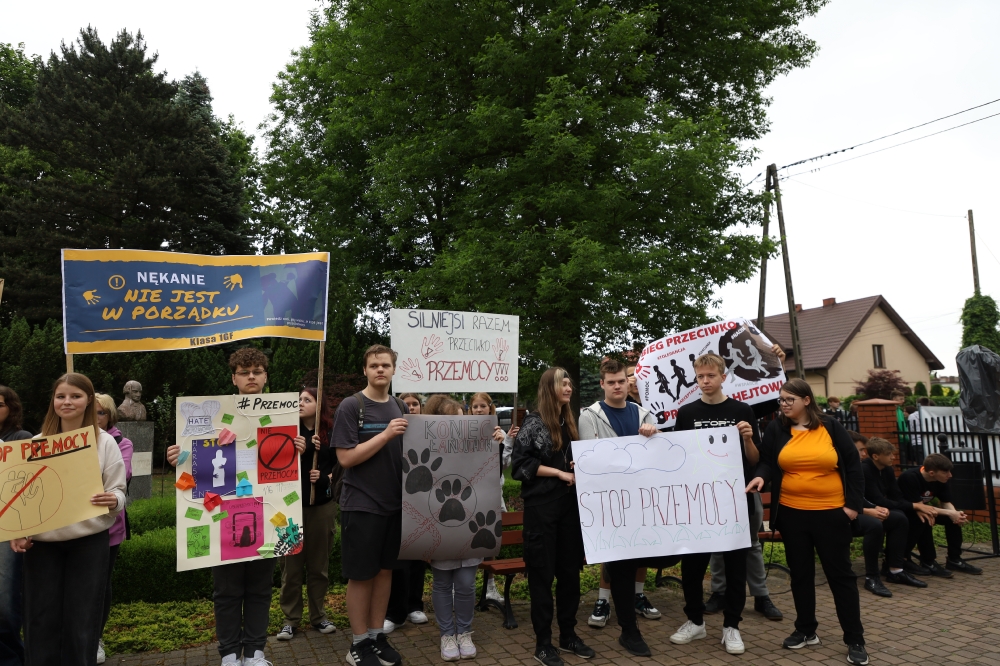 Uczniowie z transparentami podczas biegu