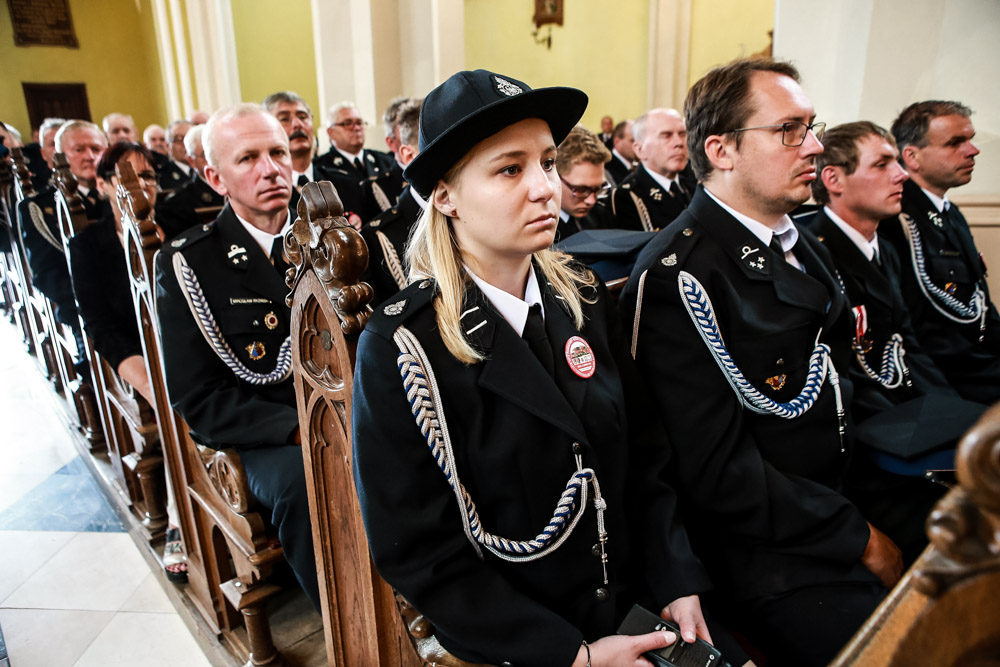 Zebrani w kościele