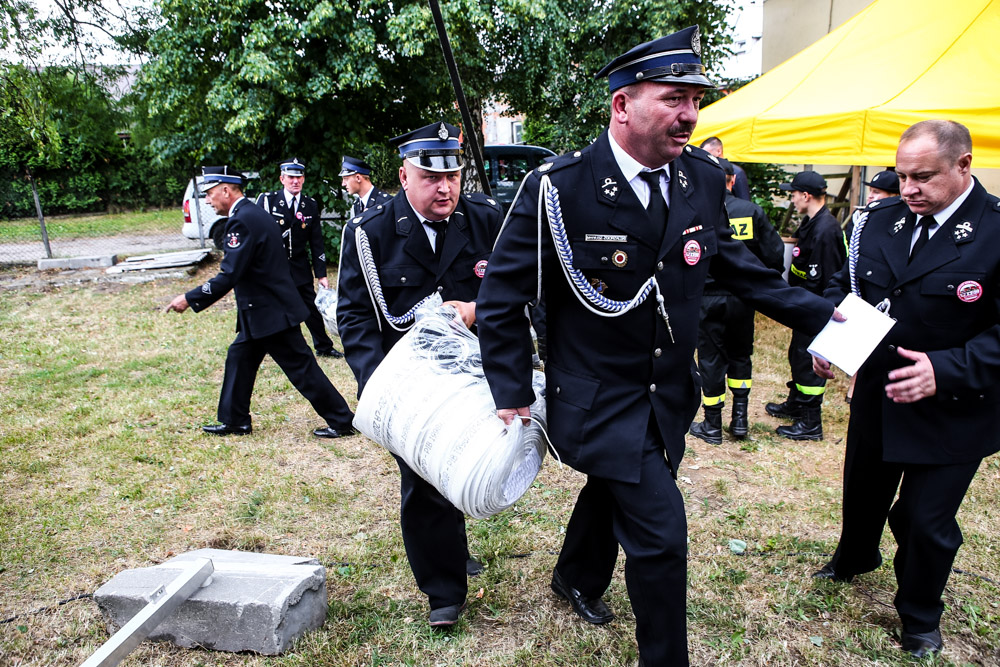 Strażacy z nowymi wężami dla jednostki
