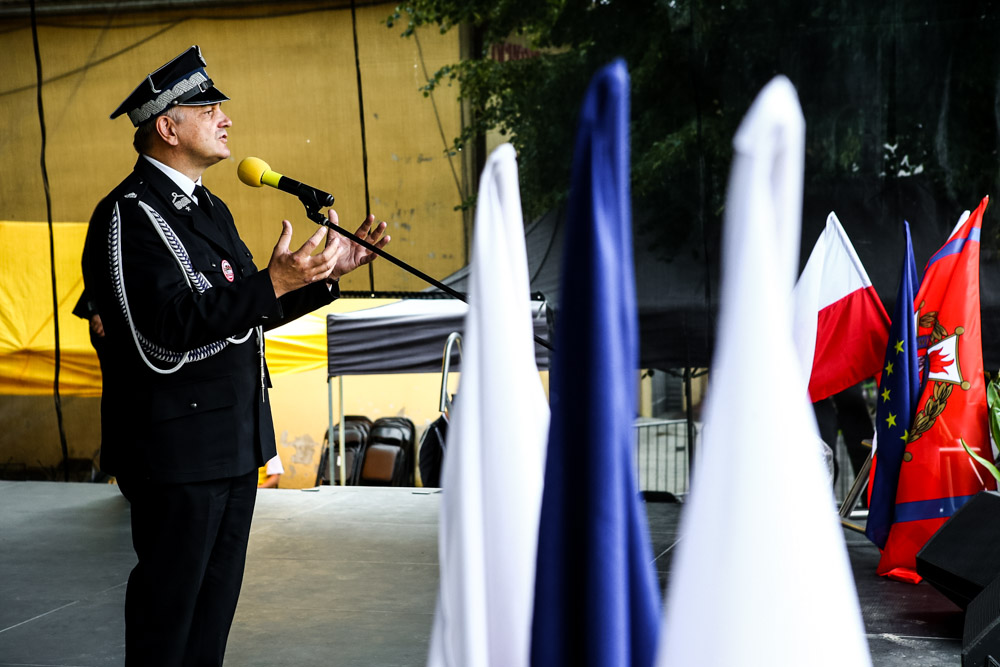 Jeden ze strażaków podczas przemówienia na sccenie