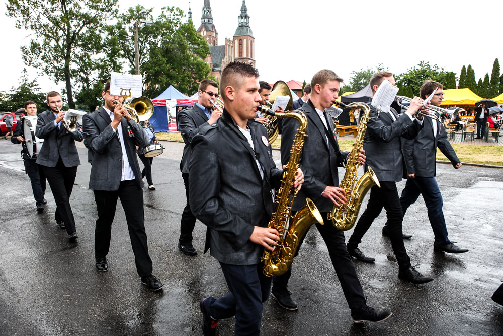 Orkiestry podczas muzycznego przemarszu
