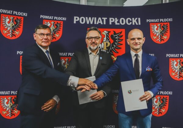 Ucisk dłoni Prezesa Zarządu SPR Wisła Płock S.A. i Starosty