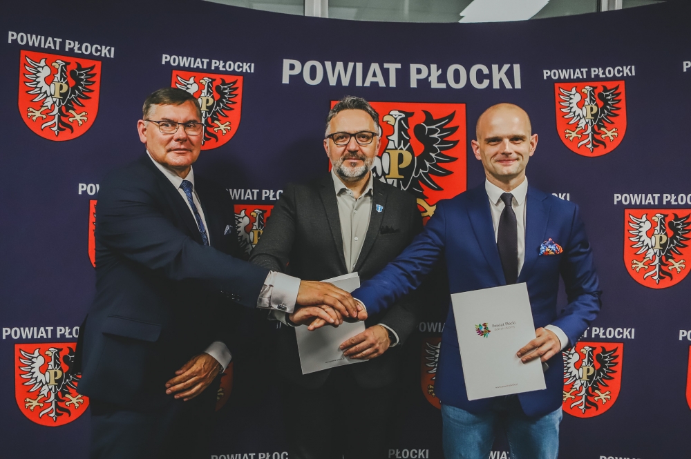 Uścisk dłoni podpisujących umowę