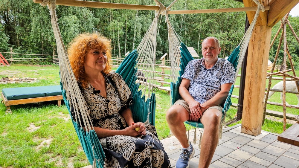 Państwo Beata i Piotr na wiszących fotelach