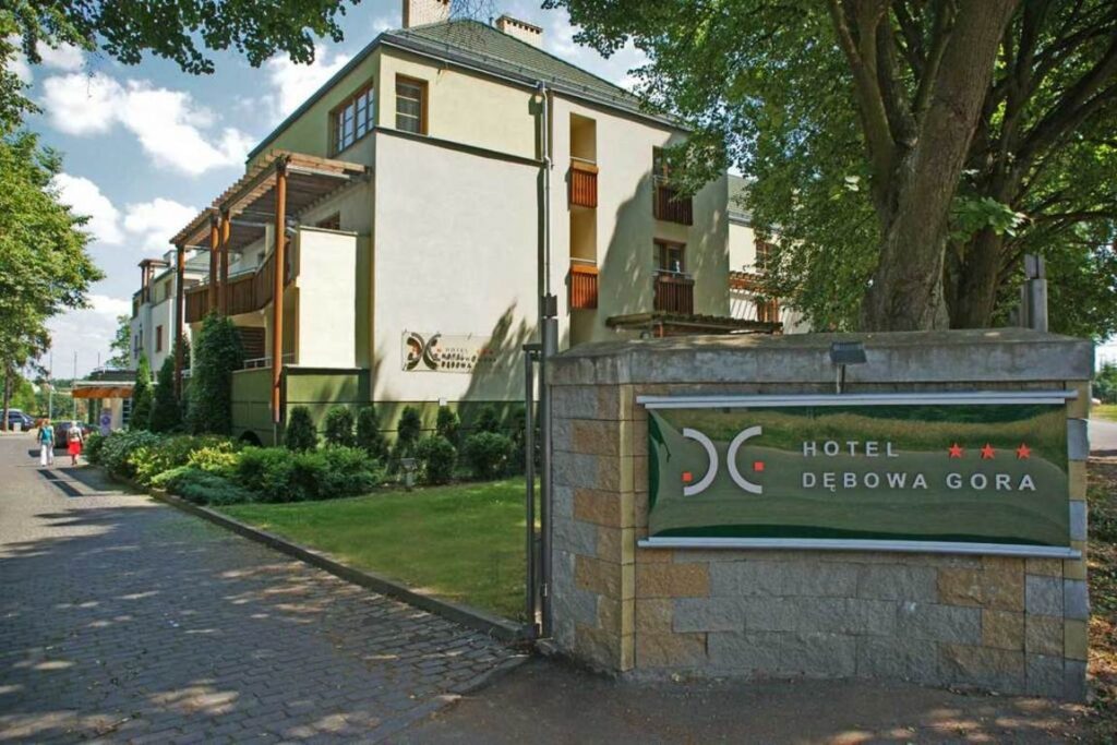Hotel Dębowa góra wjazd na teren