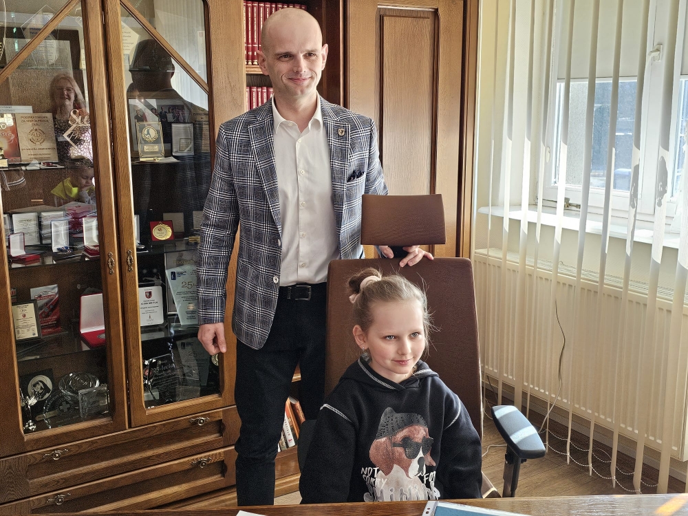 Dziewczynka na fotelu starosty
